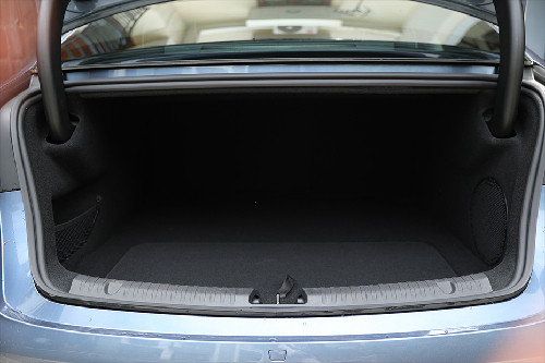 Tampak bagasi Seal terbuka