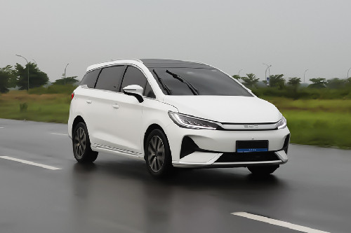 BYD M6 Front Cross Side View