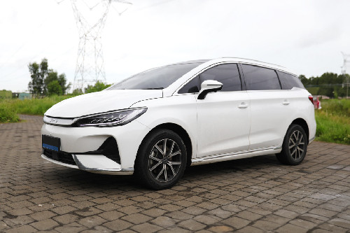 Tampak depan M6, sudut rendah