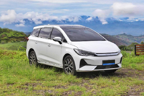 Tampak depan medium BYD M6
