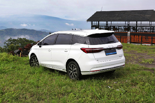 Tampak belakang serong Tampak belakang serong M6