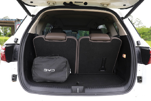 Tampak bagasi BYD M6 terbuka