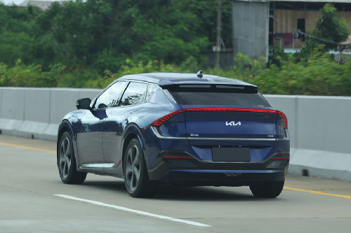 Tampak belakang tengah EV6