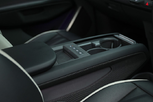 Pemisah depan tengah EV9