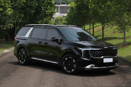Tampak depan medium Kia Carnival HEV