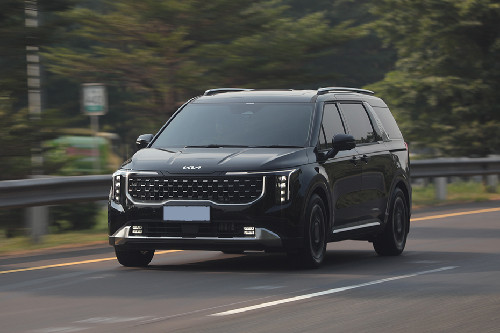 Kia Carnival HEV Front Side View