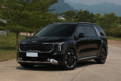 Kia Carnival HEV Front Side View