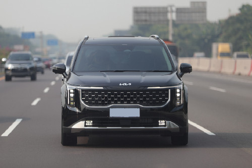 Tampak Depan Tampak Depan Kia Carnival HEV