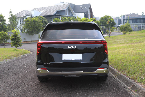 Tampak belakang Tampak belakang Carnival HEV