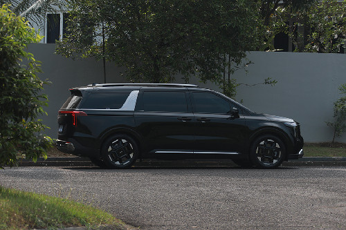 Tampak belakang sisi tengah Kia Carnival HEV