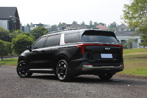 Tampak belakang tengah Carnival HEV