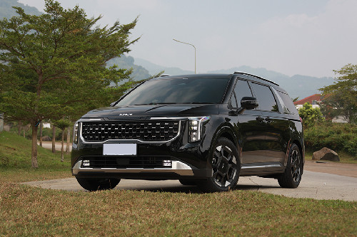 Tampak depan Kia Carnival HEV, tilted