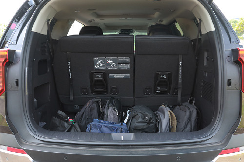 Tampak bagasi Kia Carnival HEV terbuka