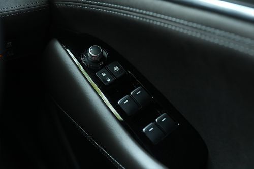 Pengendali di pintu sisi pengemudi 6 Sedan