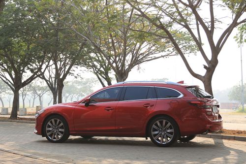 Tampak belakang serong Tampak belakang serong 6 Sedan