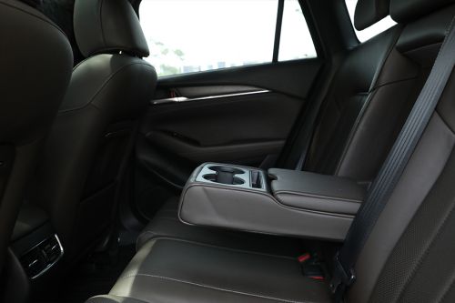 Kursi belakang Mazda 6 Sedan
