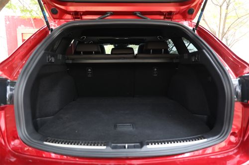 Tampak bagasi 6 Sedan terbuka