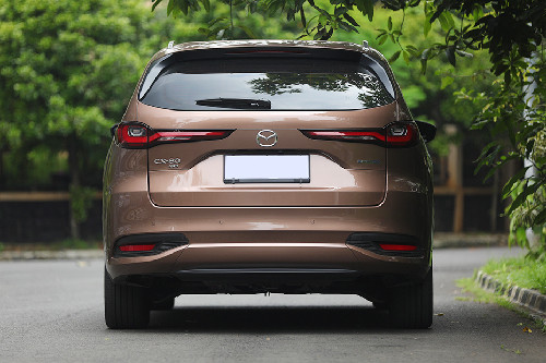 Tampak belakang CX-80