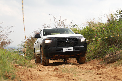 Tampak depan Mitsubishi Triton, sudut rendah
