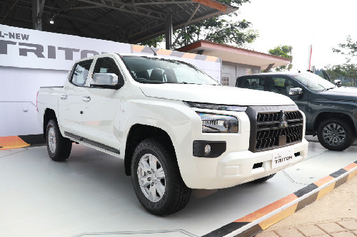 Tampak depan medium Mitsubishi Triton