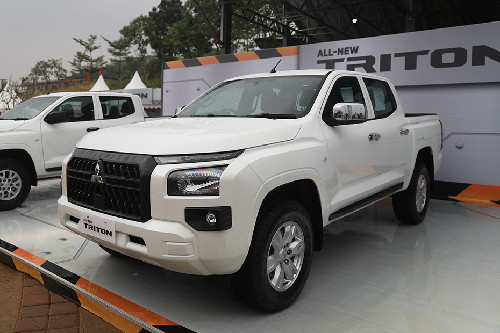 Mitsubishi Triton Front Side View