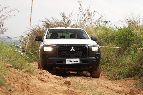 Tampak Depan Mitsubishi Triton