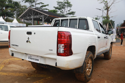 Tampak belakang Triton