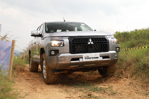 Tampak depan Mitsubishi Triton, tilted