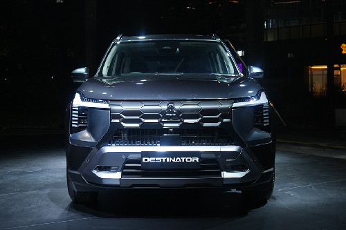 Full Front View Full Front View of Mitsubishi Destinator