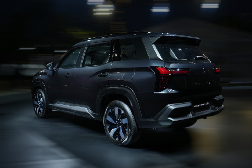 Rear Cross Side View Rear Cross Side View of Mitsubishi Destinator