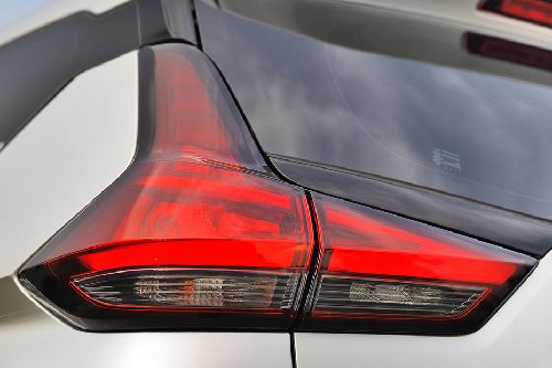 lampu belakang Livina 