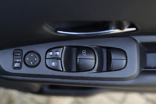 Pengendali di pintu sisi pengemudi Kicks e-Power