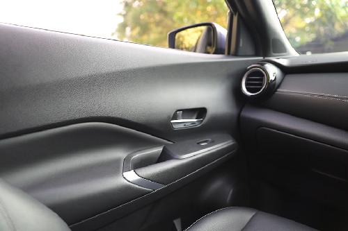 Tampak sisi penumpang Kicks e-Power