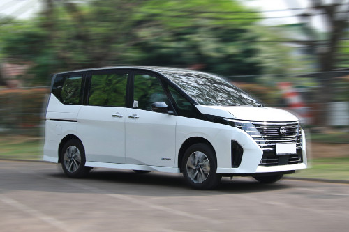 Nissan Serena e-Power Front Cross Side View