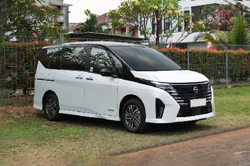 Tampak depan medium Nissan Serena e-Power