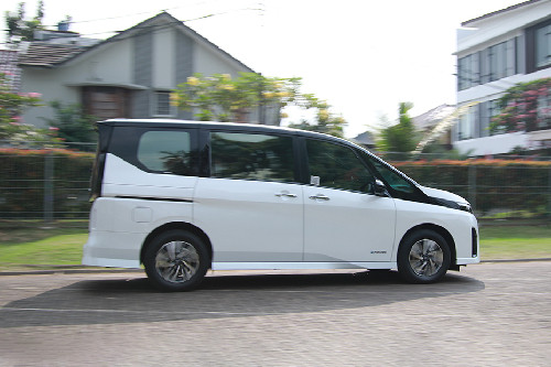 Tampak belakang sisi tengah Nissan Serena e-Power