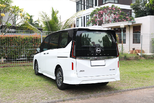 Tampak belakang tengah Serena e-Power