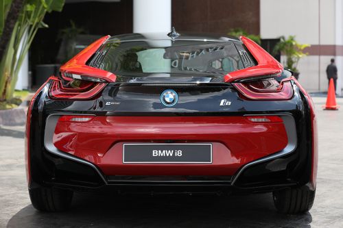 Tampak belakang i8 Coupe