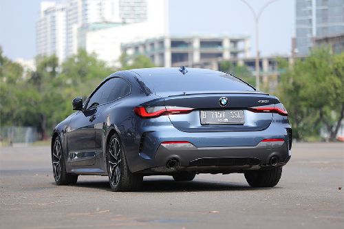 Tampak belakang tengah 4 Series Coupe