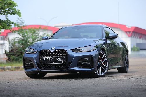 Tampak depan 4 Series Coupe, tilted