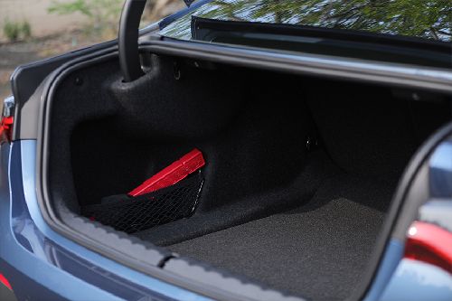 Bagasi 4 Series Coupe terbuka