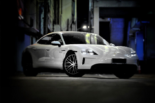 Tampak depan Porsche Taycan, sudut rendah