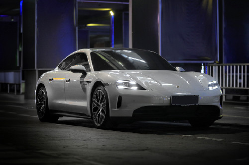 Tampak depan medium Porsche Taycan