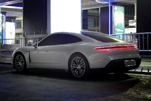 Rear Cross Side View Rear Cross Side View of Porsche Taycan