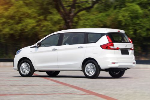 Tampak belakang serong Ertiga