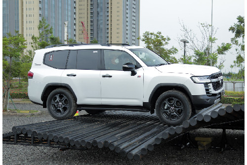 Tampak kanan Toyota Land Cruiser