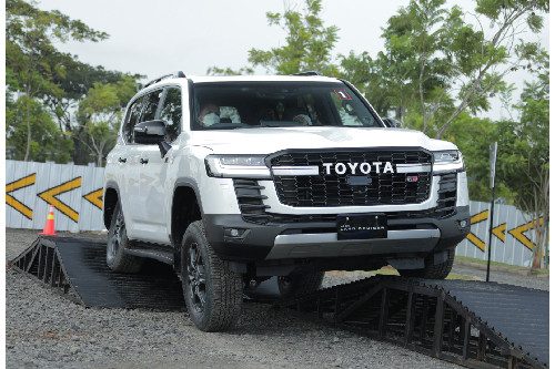 Tampak depan medium Toyota Land Cruiser