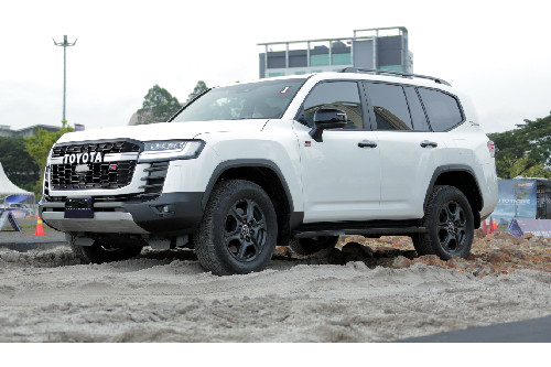 Toyota Land Cruiser Front Side View