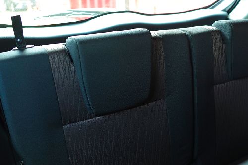 Headrest kursi belakang Toyota Avanza