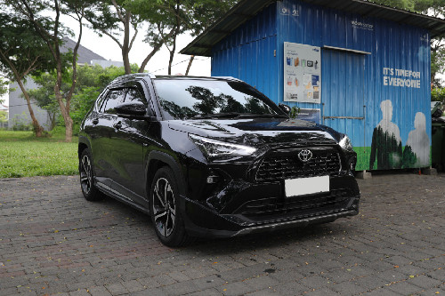Tampak depan medium Toyota Yaris Cross
